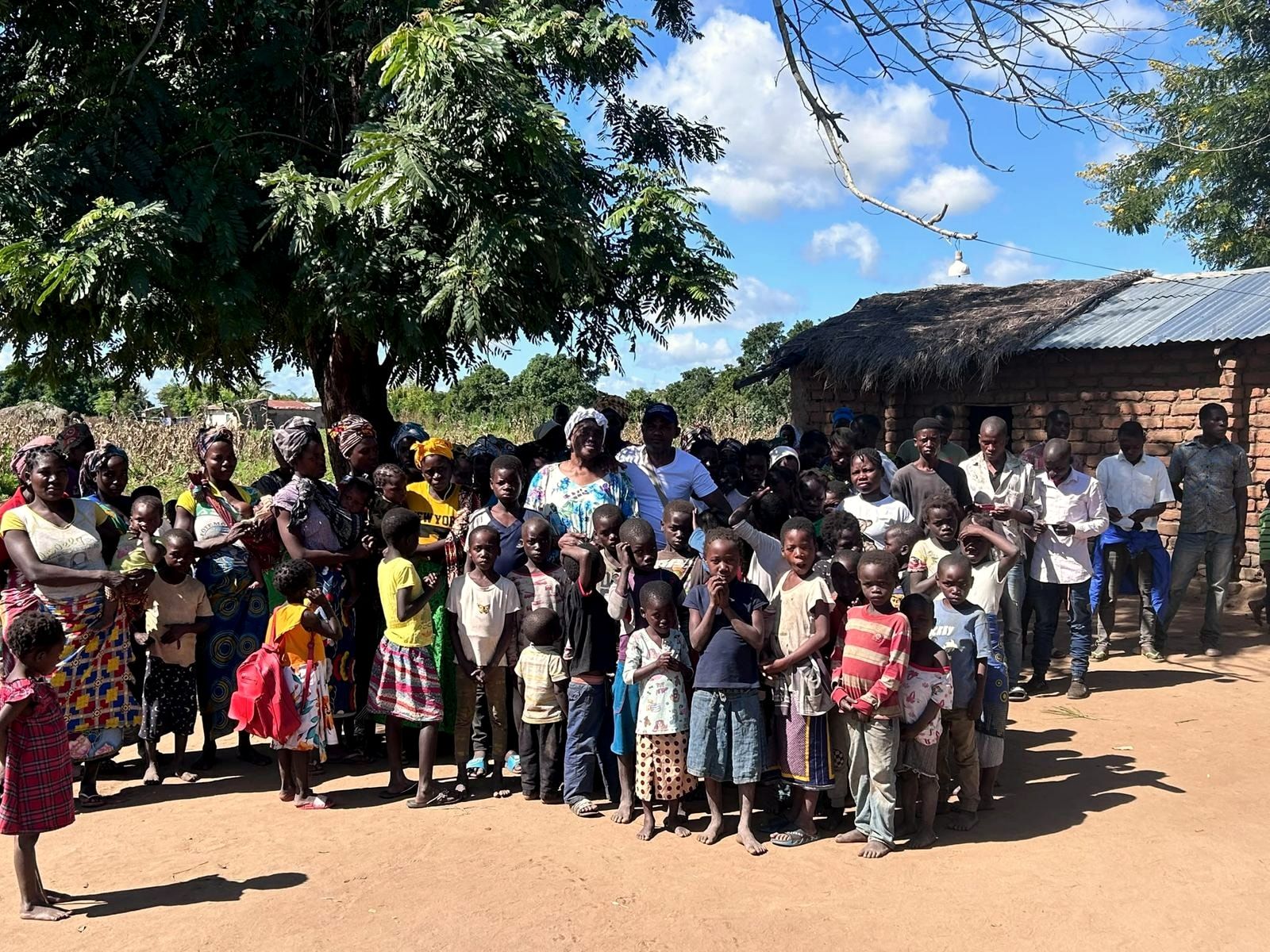 A comunidade reunida à sombra de uma árvore, em Moçambique